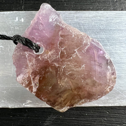 Super Seven Anhänger roh-poliert, violett-honigbraun mit Farbverlauf, Einschlüsse und Schlieren, Bohrung mit schwarzer Kordel | Happy Minerals