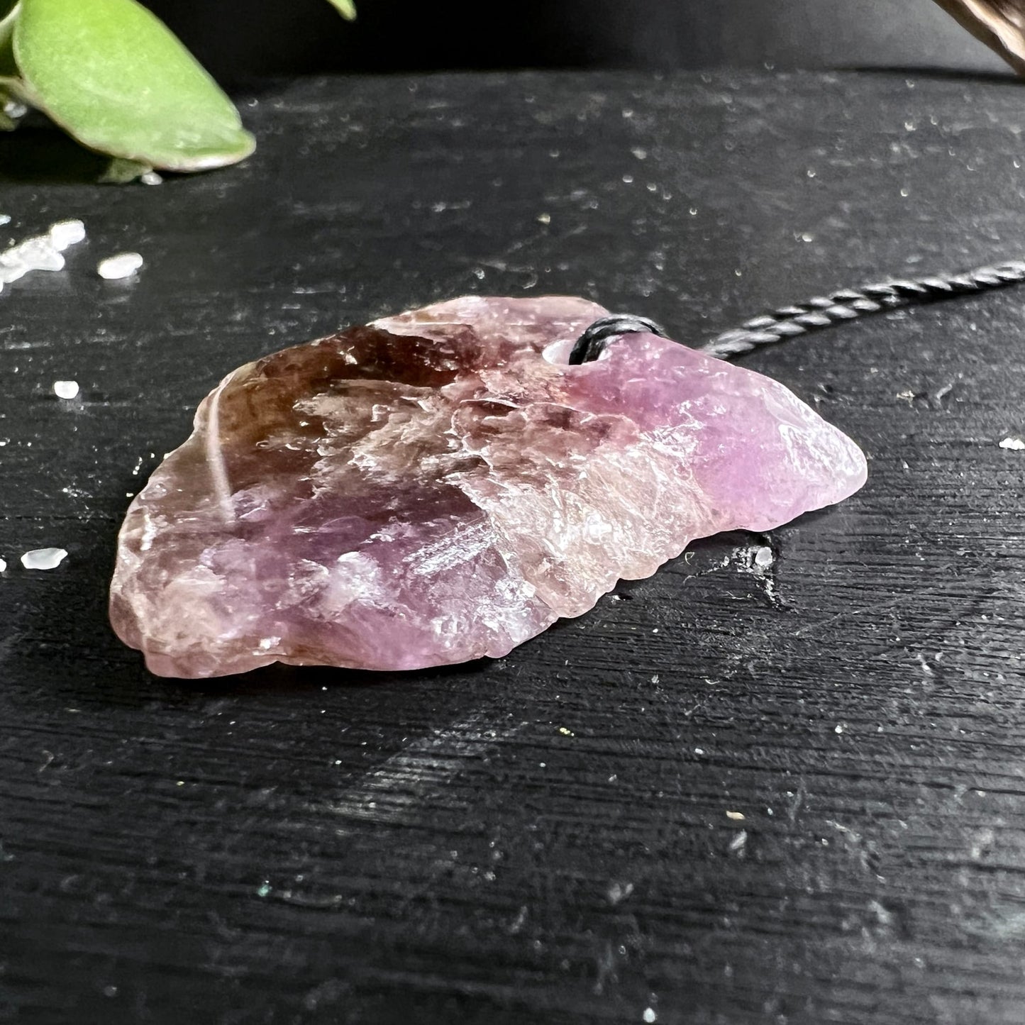 Super Seven Anhänger, fächerförmig roh, violett-rosa mit dunkelbraunen Zonen und kristallinen Einschlüssen | Happy Minerals
