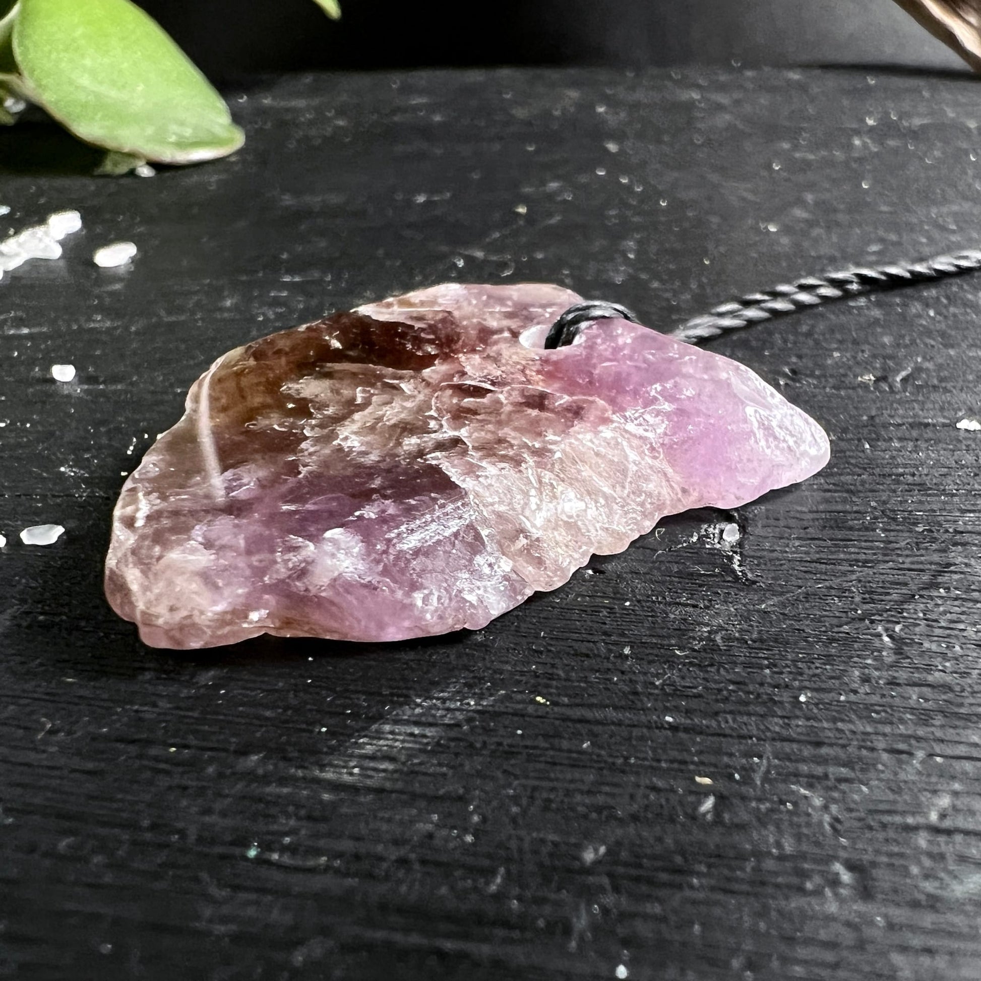 Super Seven Anhänger, fächerförmig roh, violett-rosa mit dunkelbraunen Zonen und kristallinen Einschlüssen | Happy Minerals