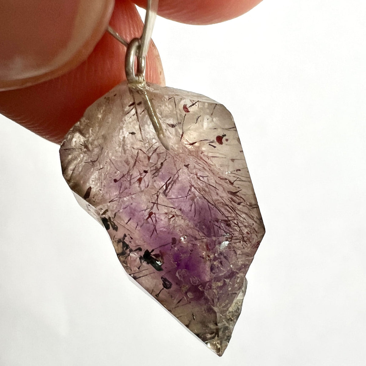 Rohkristall Anhaenger mit violetten Zonen und rotbraunen Nadeleinschluessen, facettierte Kante | Happy Minerals