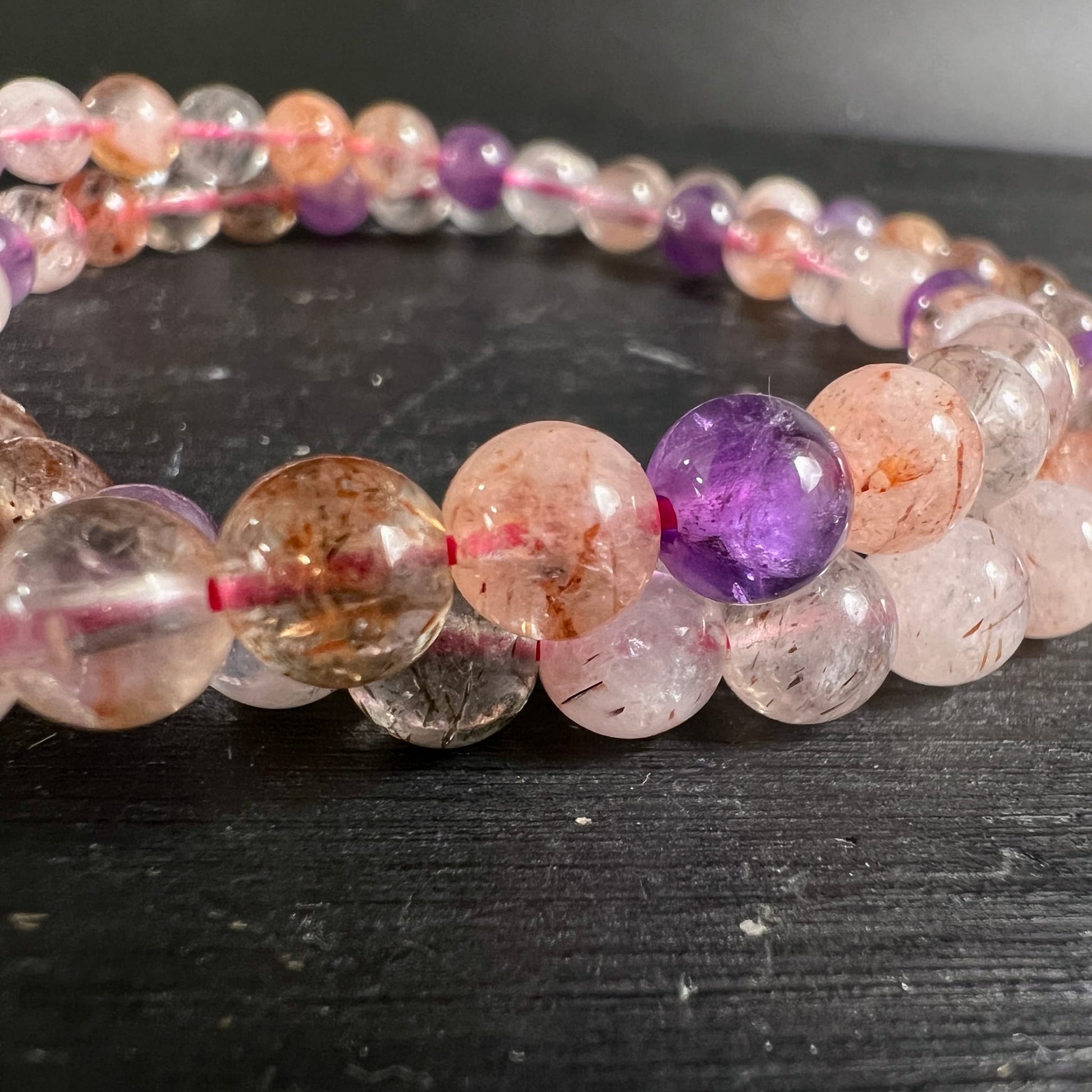 Super Seven Armband | Detailaufnahme | Amethyst Lila Akzente | Pinke Fäden Rutilquarz | Melody Stone | Happy Minerals