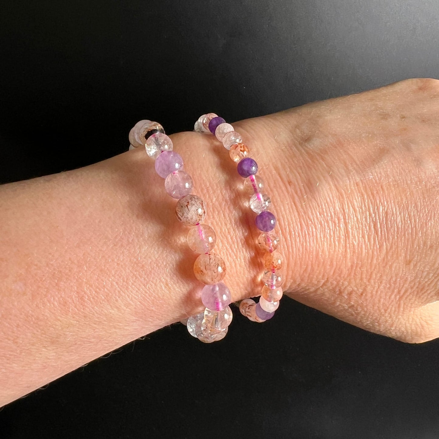 Super Seven Armband | Zwei Armbänder gestapelt | 6mm und 8mm | Lila Orange Rosa | Melody Stone | Happy Minerals