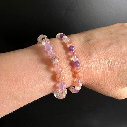 Super Seven Armband | Zwei Armbänder gestapelt | 6mm und 8mm | Lila Orange Rosa | Melody Stone | Happy Minerals
