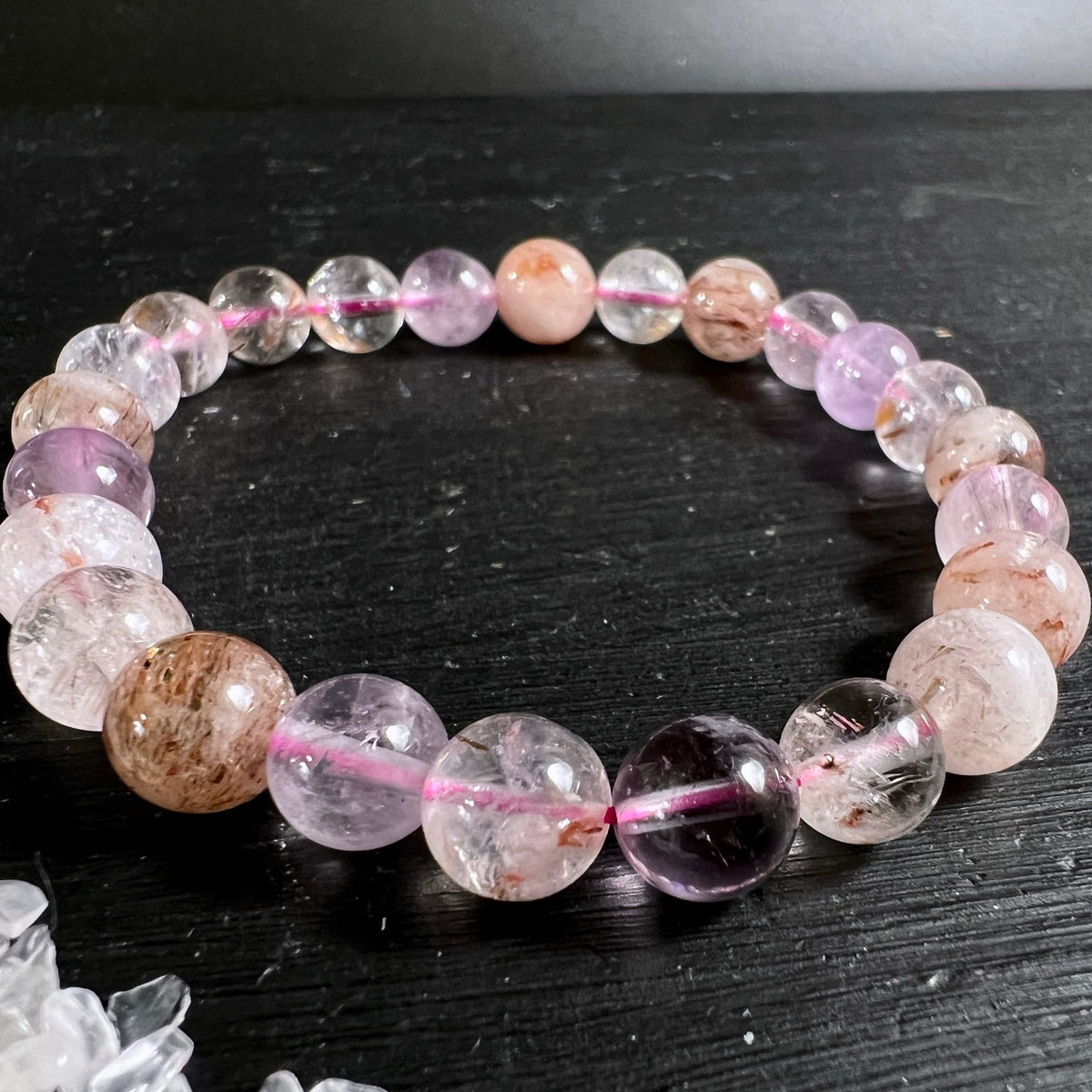 Super Seven Armband | Grosse Kugeln 10mm | Nahaufnahme | Lila Rutilquarz Pfirsich | Melody Stone | Happy Minerals