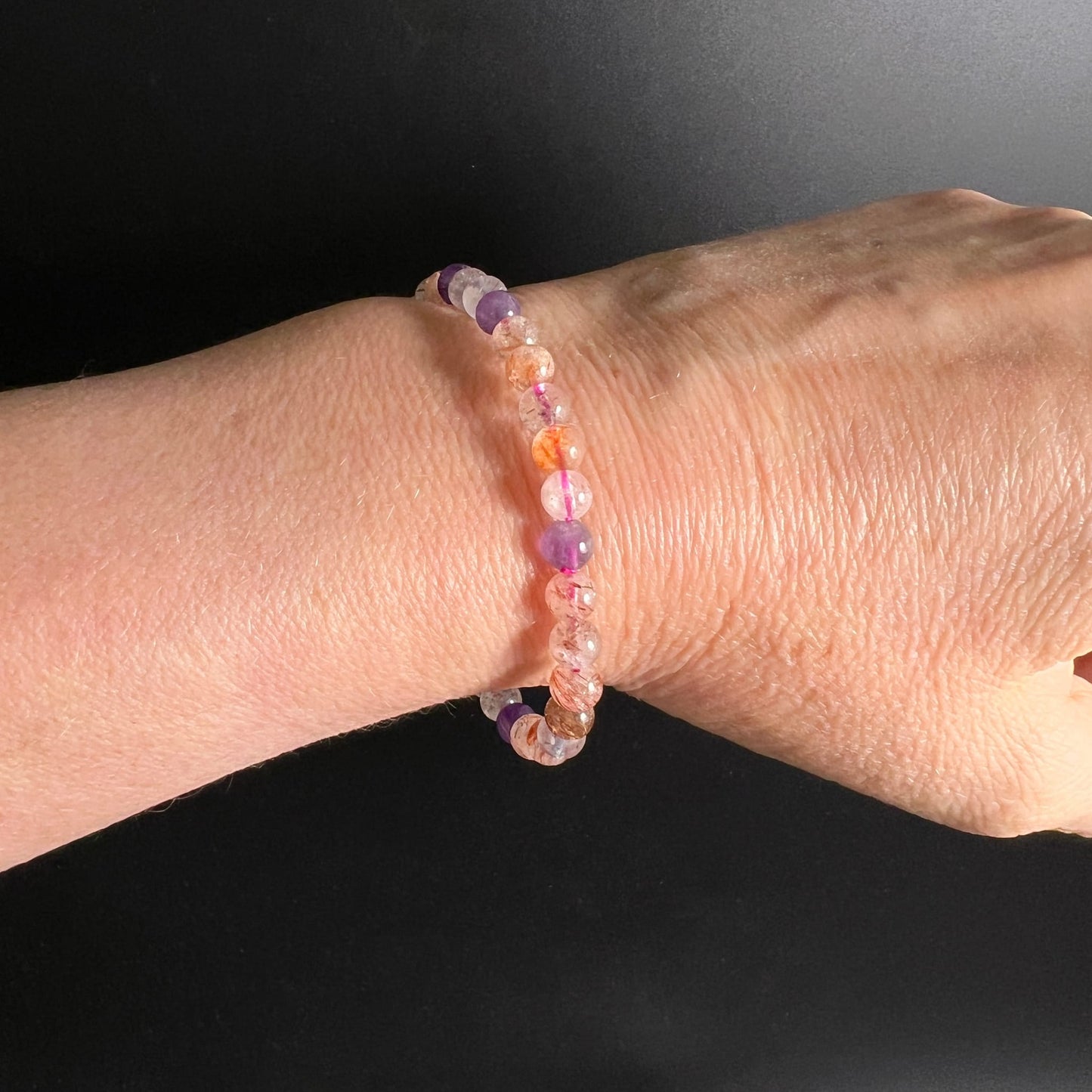 Super Seven Armband | Am Handgelenk | Kleine Kugeln 6mm | Rosa Lila Nuancen | Melody Stone | Happy Minerals
