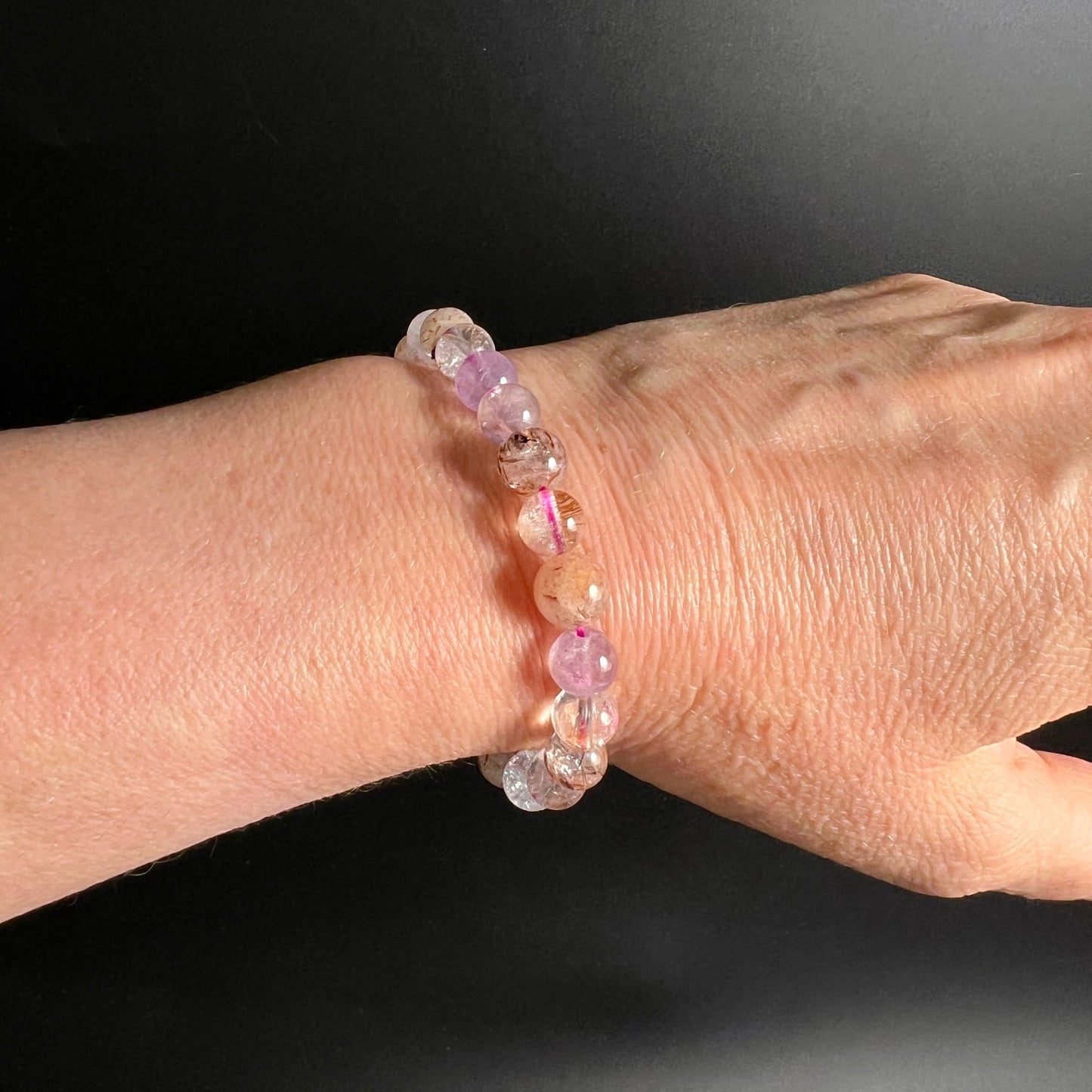 Super Seven Armband | Am Handgelenk | Grosse Kugeln | Transparente Rosa Lila Töne | Melody Stone | Happy Minerals