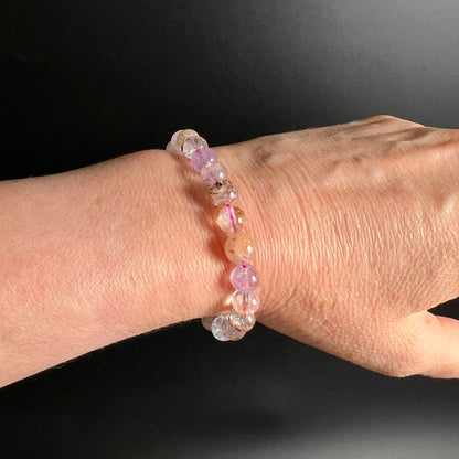 Super Seven Armband | Am Handgelenk | Grosse Kugeln | Transparente Rosa Lila Töne | Melody Stone | Happy Minerals