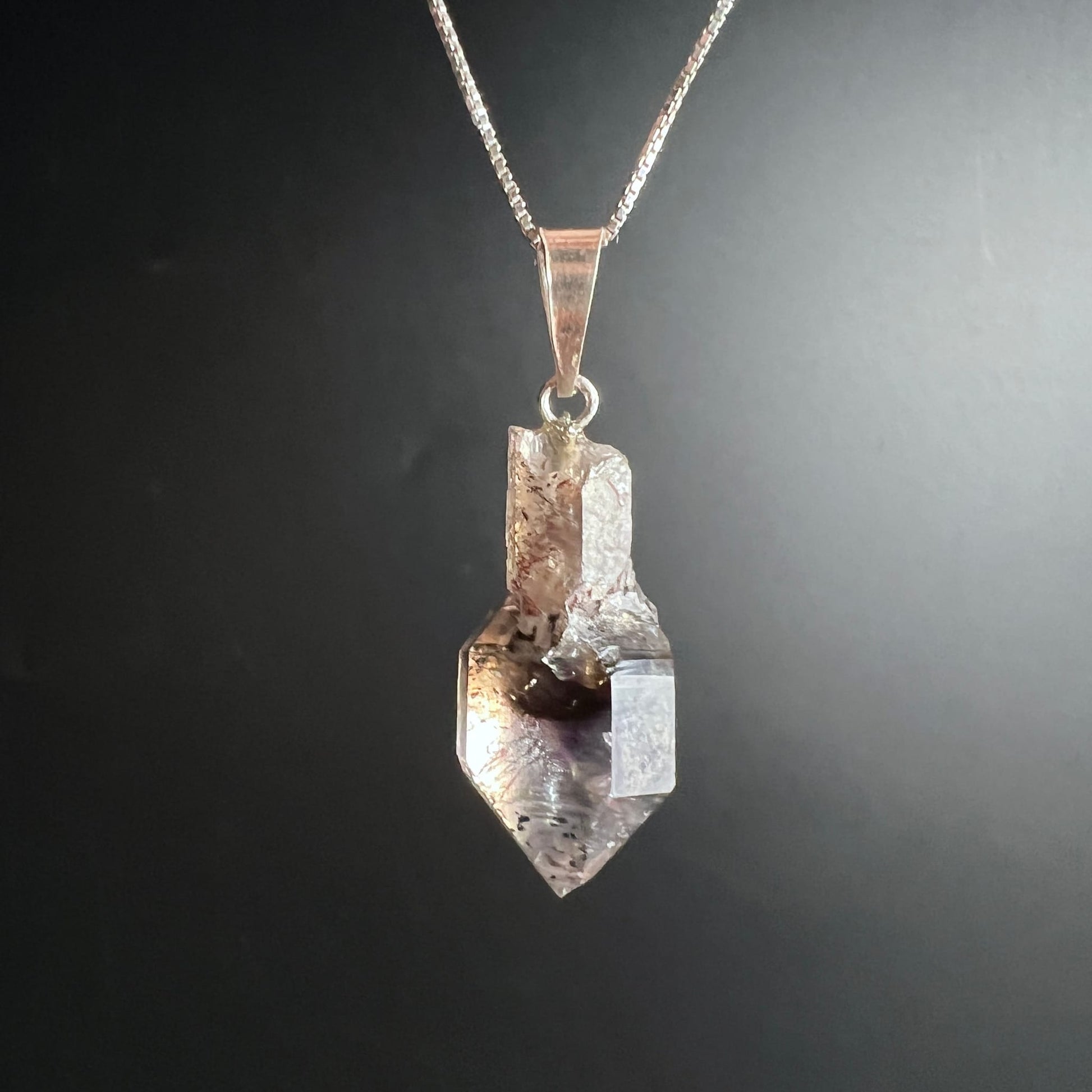 Super Seven Kristall | schimmernde Kristallfacetten | dunkle Einschlüsse | Rohstein-Schönheit | Happy Minerals