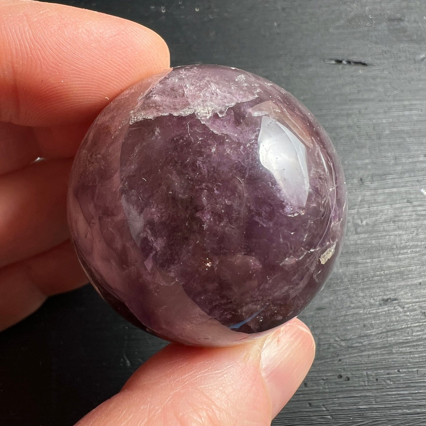 Super Seven Kugel 39mm violett-lila mit Einschlüssen, poliert, natürliche Kristallstruktur | Happy Minerals