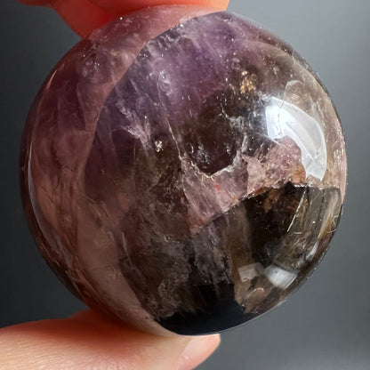 Melody Stone Detailansicht | glasklare Facette | warme Rosa-Nuancen | Happy Minerals | Super Seven Unikat