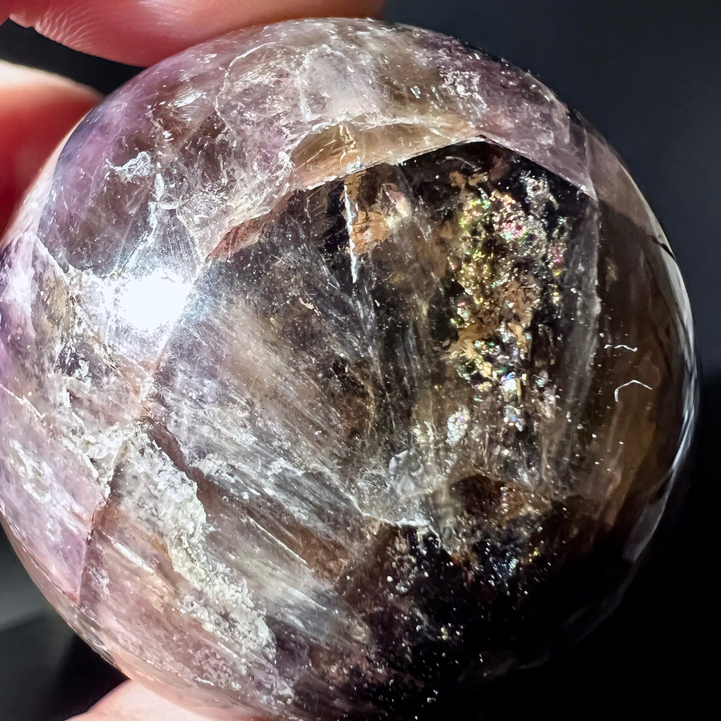Melody Stone Nahaufnahme | schimmernde Einschlüsse | dunkle Amethyst-Töne | Happy Minerals | Super Seven Unikat