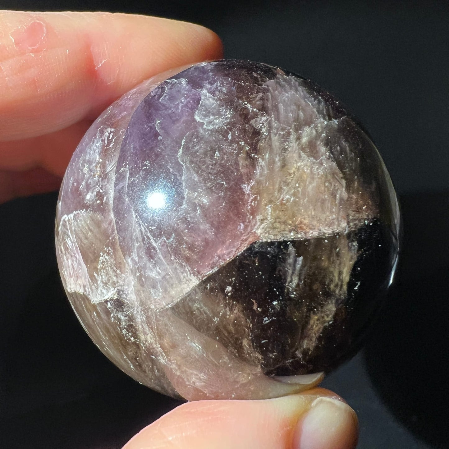 Melody Stone Kugel | kontrastreiche Schwarz-Lila-Zonen | edler Glanz | Happy Minerals | Super Seven Unikat