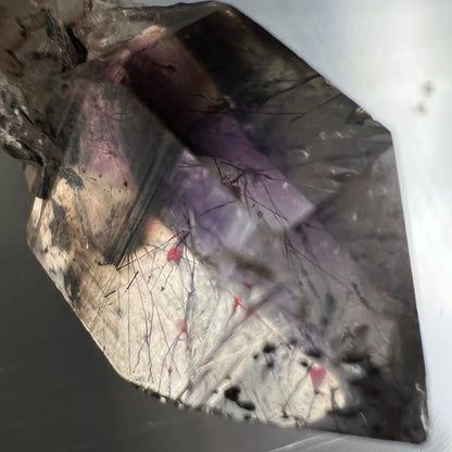 Super Seven Makroaufnahme | rote und violette Mineraladern | seltene Einschlüsse | Detailansicht | Happy Minerals