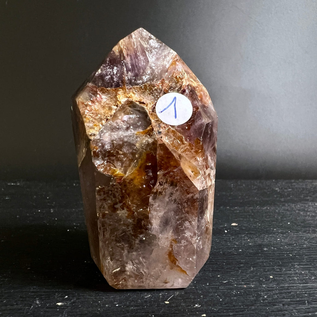 Super Seven Turm Nahaufnahme | rötlich-violette Einschlüsse | Melody Stone | Variante 1 | Happy Minerals