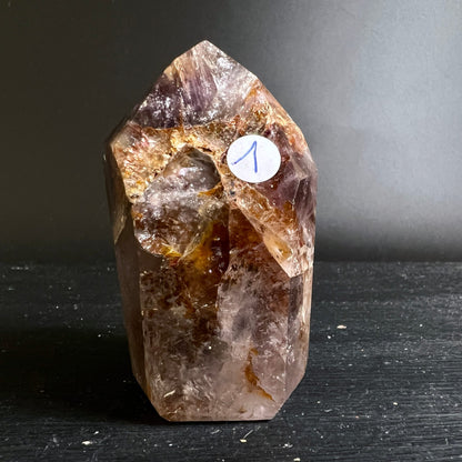 Super Seven Turm Nahaufnahme | rötlich-violette Einschlüsse | Melody Stone | Variante 1 | Happy Minerals