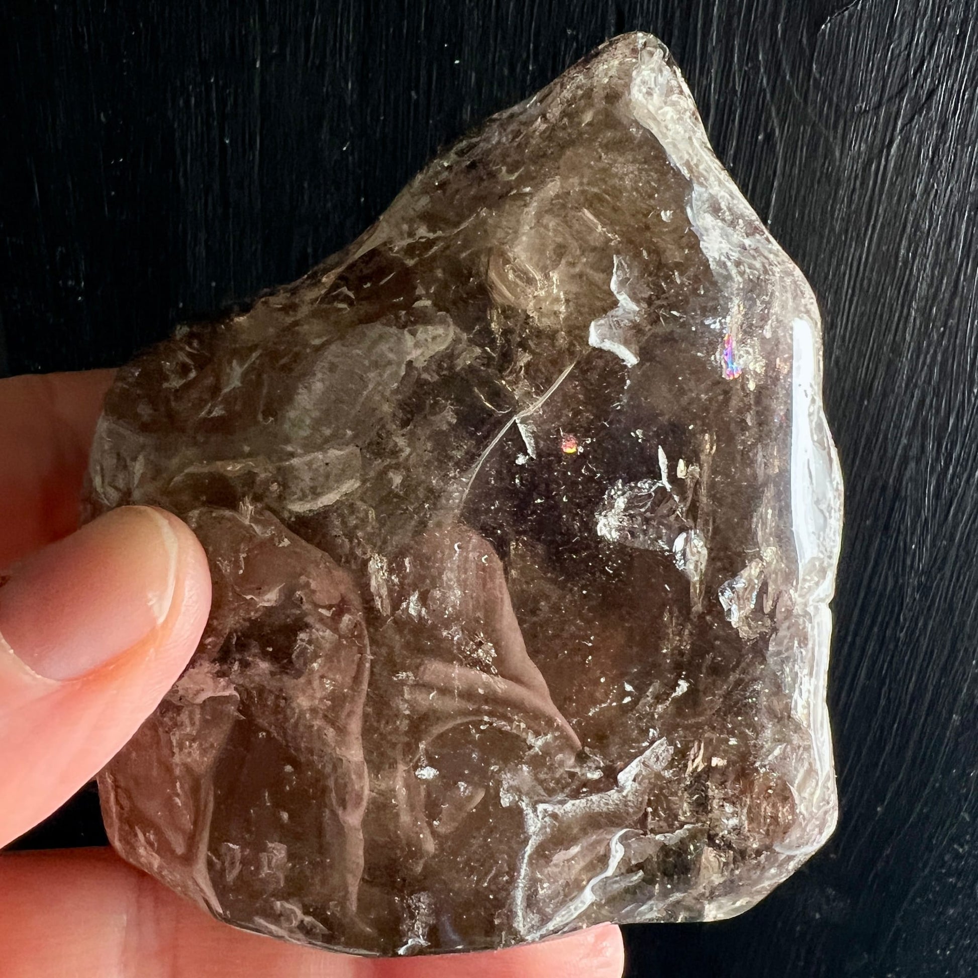 Super Seven Kristall | in Hand gehalten | rötliche Glanzpunkte | transparente Risse | Happy Minerals