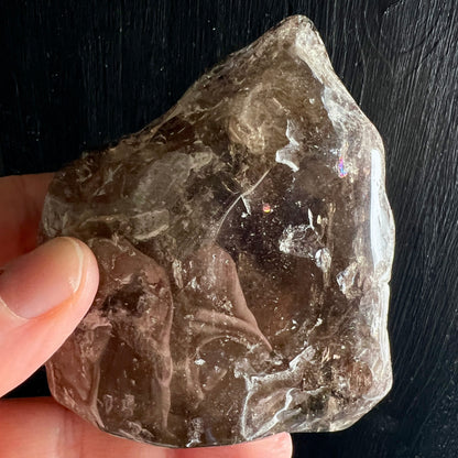 Super Seven Kristall | in Hand gehalten | rötliche Glanzpunkte | transparente Risse | Happy Minerals
