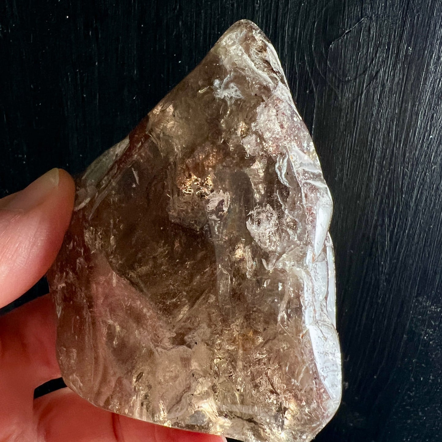 Super Seven Rohstein | goldbraune Tönung | dreieckige Form | natürliche Textur | Happy Minerals