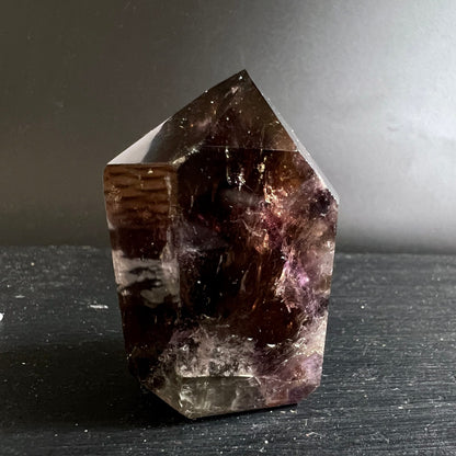 Große Super Seven Spitze | warme Erdtöne mit Klarquarz-Basis | Melody Stone | Variante 3 | Happy Minerals