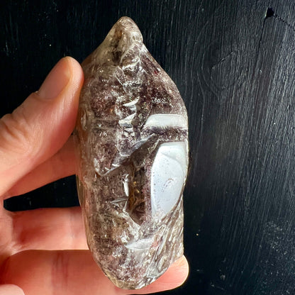 Super Seven Kristall | Seitenansicht in Hand | milchige Einschlüsse | erdige Nuancen | Happy Minerals