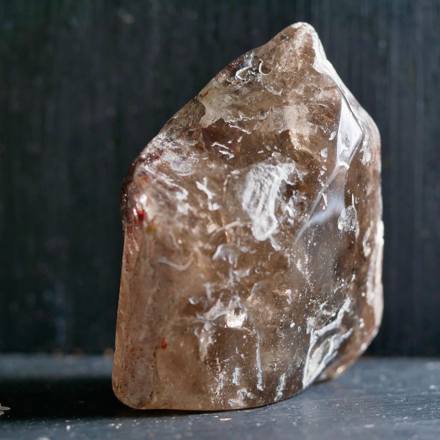 Super Seven Unikat | weiße Risslinien | bernsteinfarbene Tönung | anpolierte Fläche | Happy Minerals