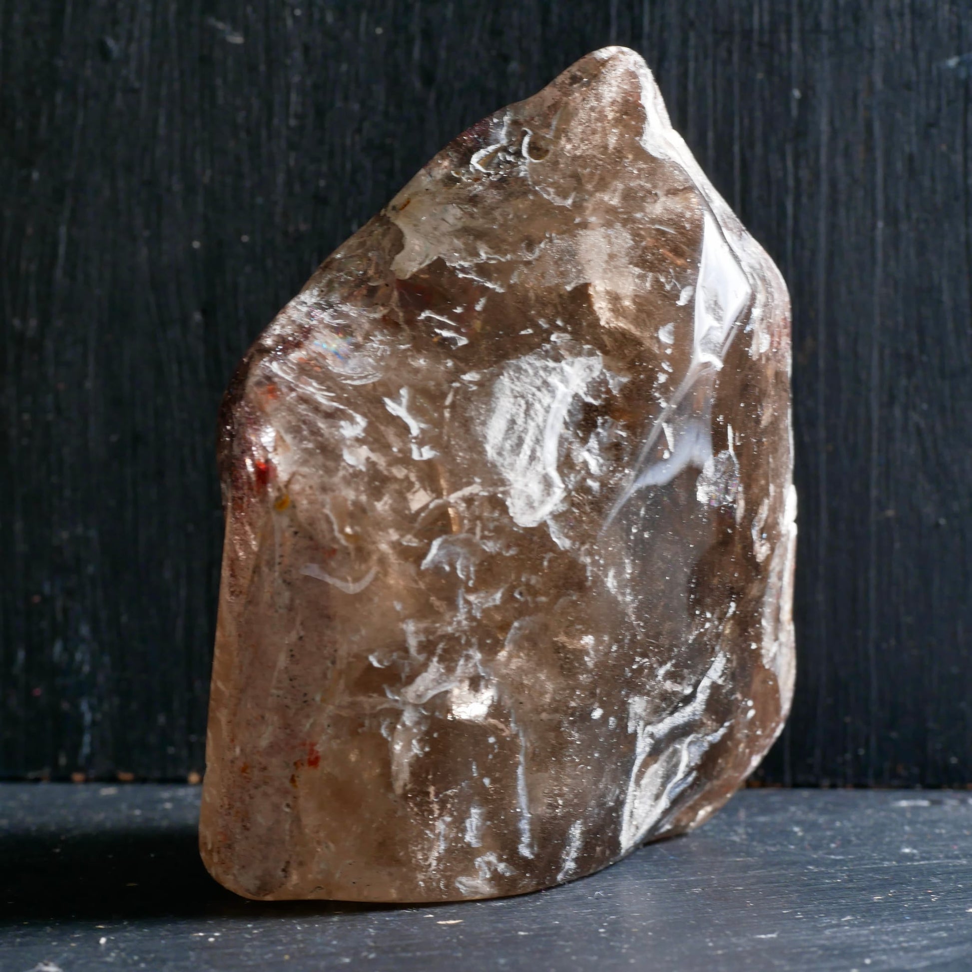 Super Seven Stein | Seitenprofil | schimmernde Facetten | warme Brauntöne | Happy Minerals