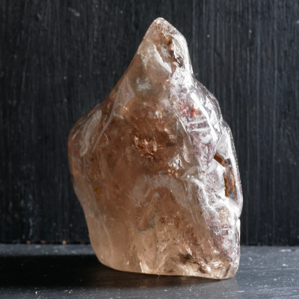 Super Seven Nahaufnahme | rötliche Mineraleinschlüsse | kristallklare Struktur | einzigartige Maserung | Happy Minerals