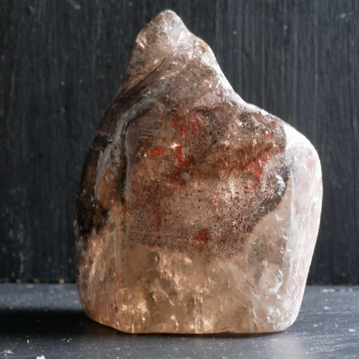 Super Seven Kristall | frontale Ansicht | rote Sprenkel | honigfarbene Basis | Happy Minerals