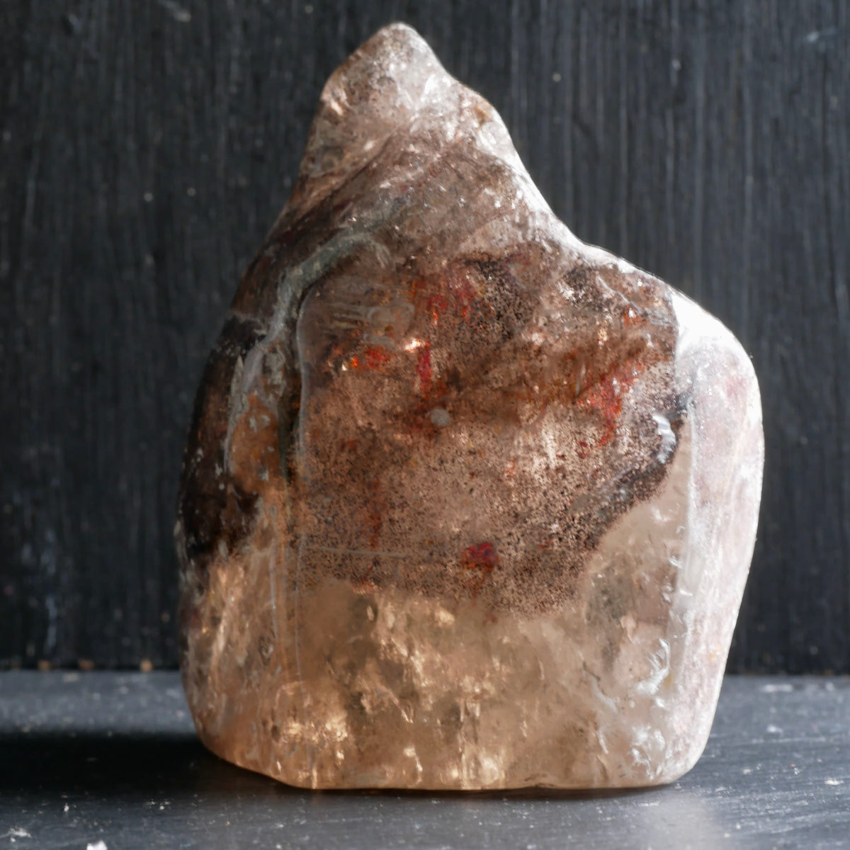 Super Seven Kristall | frontale Ansicht | rote Sprenkel | honigfarbene Basis | Happy Minerals