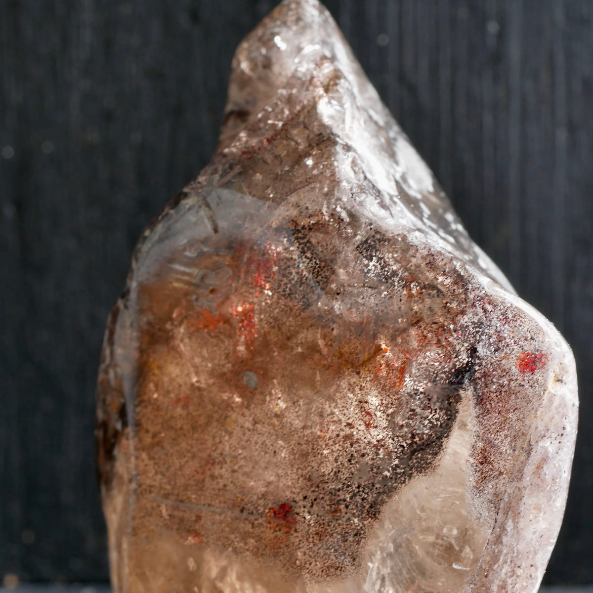 Super Seven Detailaufnahme | intensive Rotfärbung | zarte Einschlüsse | brasilianischer Edelstein | Happy Minerals