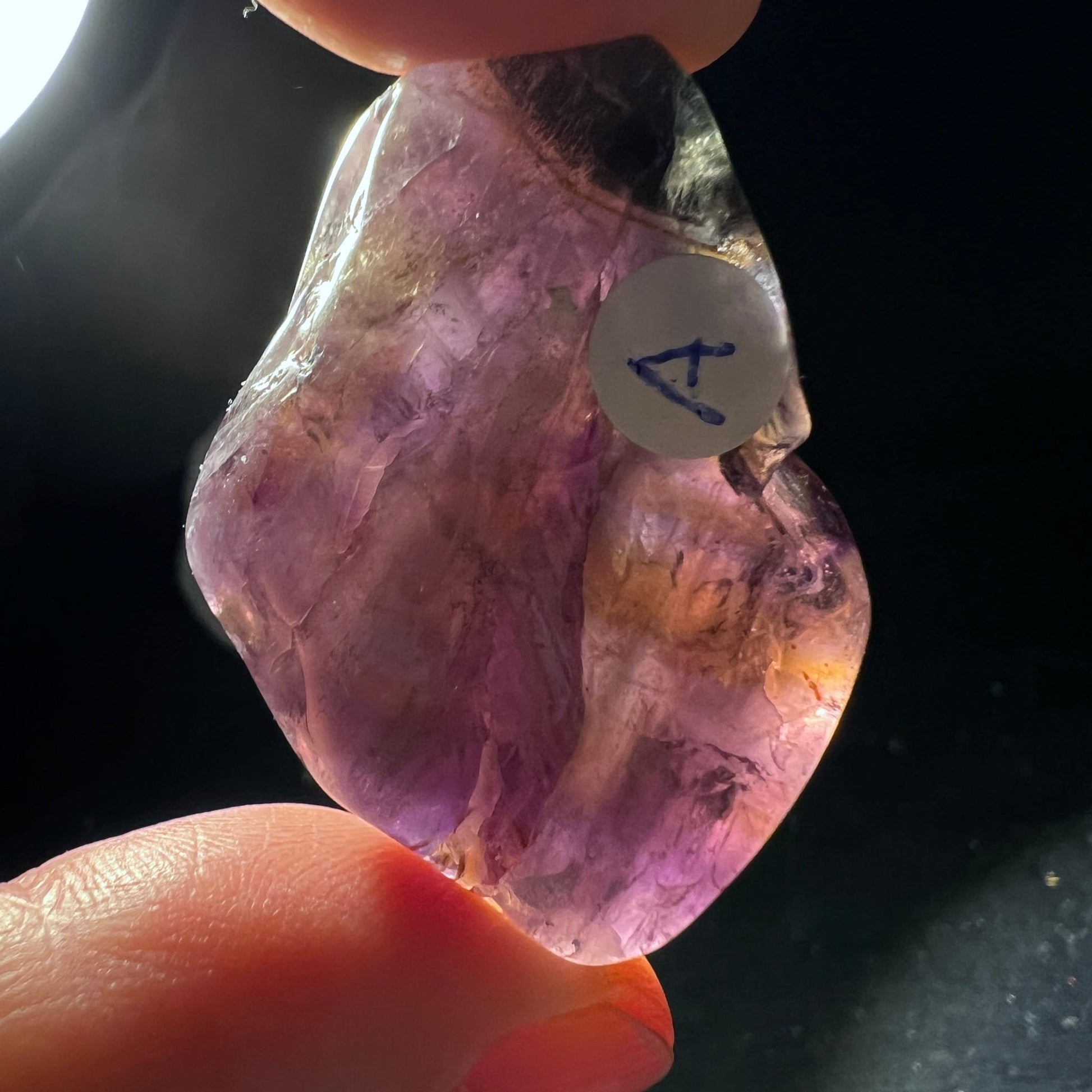 Super Seven Handschmeichler Variante A | im Gegenlicht gehalten | transparente violette Einschlüsse | Happy Minerals