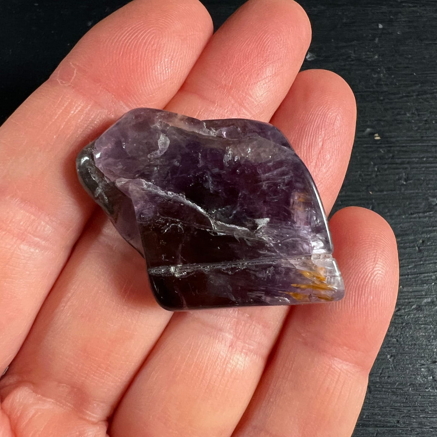 Super Seven Handschmeichler Variante A | tiefviolette Kristallstruktur in der Hand | Happy Minerals