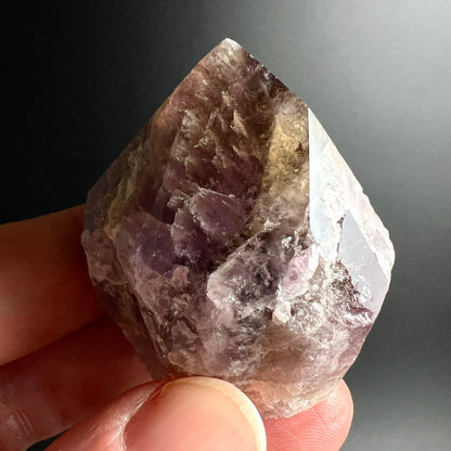 Super Seven Melody Stone | Variante A | Nahaufnahme Hand | violett lila | tiefe Einschluesse | Happy Minerals