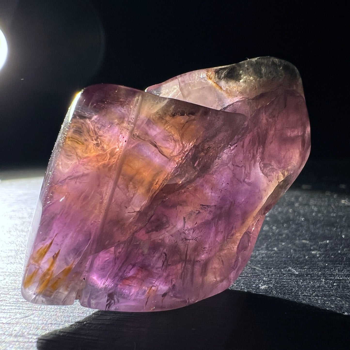Super Seven Handstein Variante B | warmes Amethyst-Rosa mit Goldschimmer | dramatische Beleuchtung | Happy Minerals