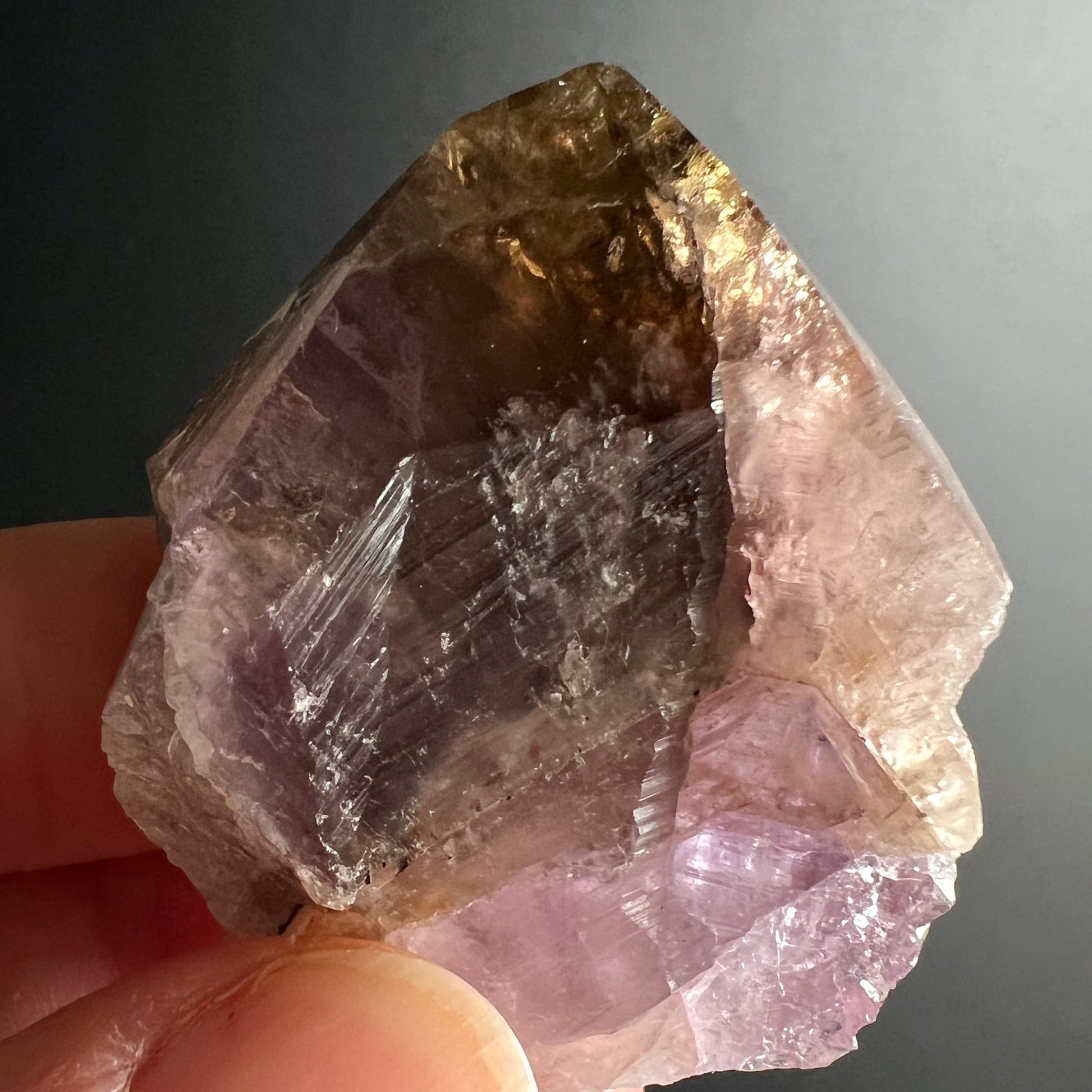 Super Seven Melody Stone | Variante B | Nahaufnahme Hand | violett lila | natuerliche Struktur | Happy Minerals