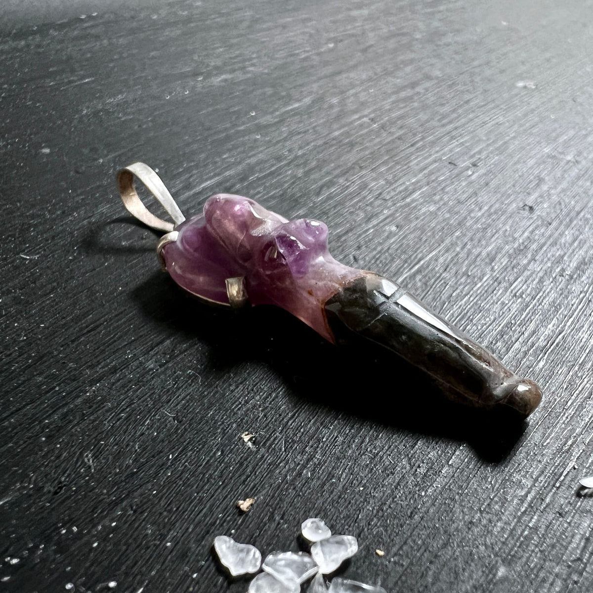 Super Seven Anhänger | diagonale Ansicht | lila Amethyst-Gesicht | Rauchquarz-Basis | Melody Stone | Happy Minerals