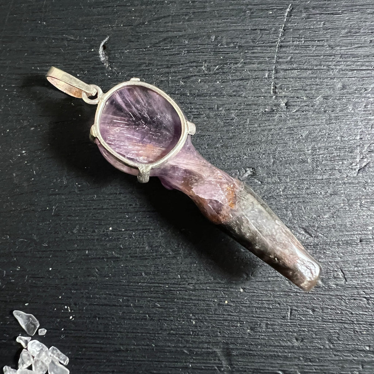 Super Seven Kristall | Nahaufnahme Gesichtszüge | violette Kappe | gefasst in Silber | Happy Minerals