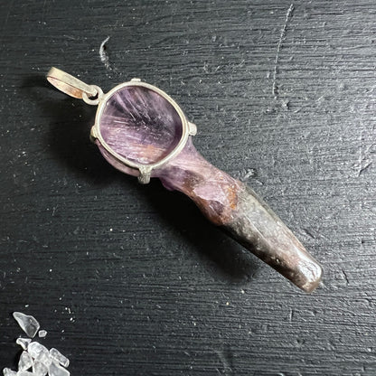 Super Seven Kristall | Nahaufnahme Gesichtszüge | violette Kappe | gefasst in Silber | Happy Minerals
