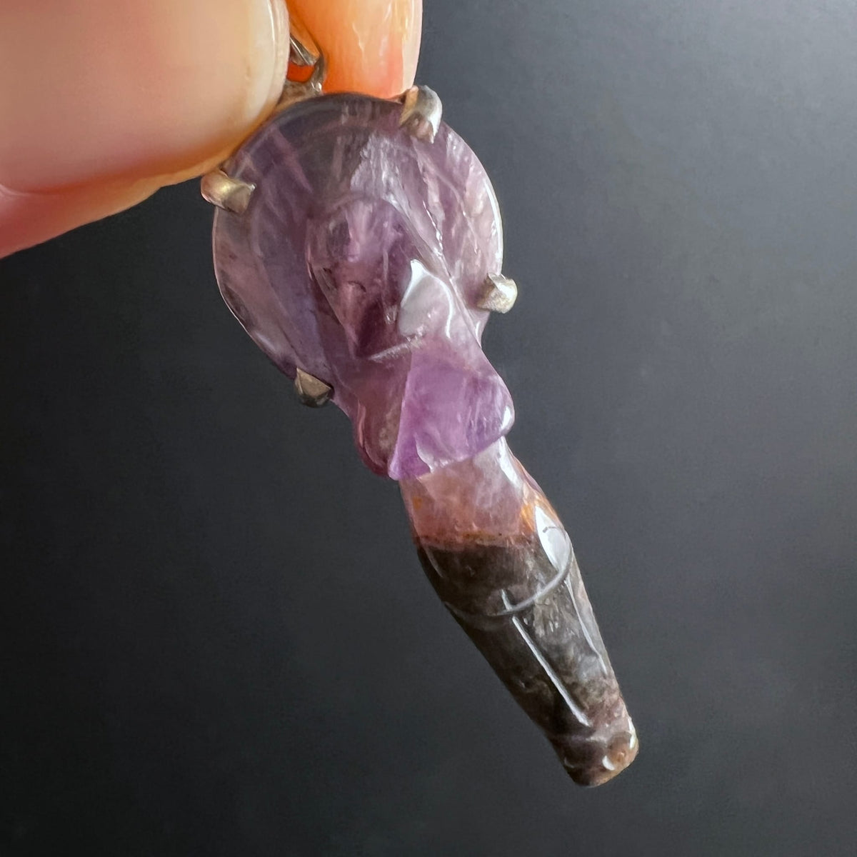 Melody Stone Anhänger | in Hand gehalten | fein geschnitztes Göttin-Antlitz | Amethyst-Glanz | Happy Minerals