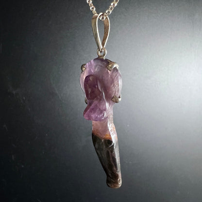 Super Seven Anhänger | hängend an Kette | klarer Blick auf Fassung | violette Nuancen | Happy Minerals
