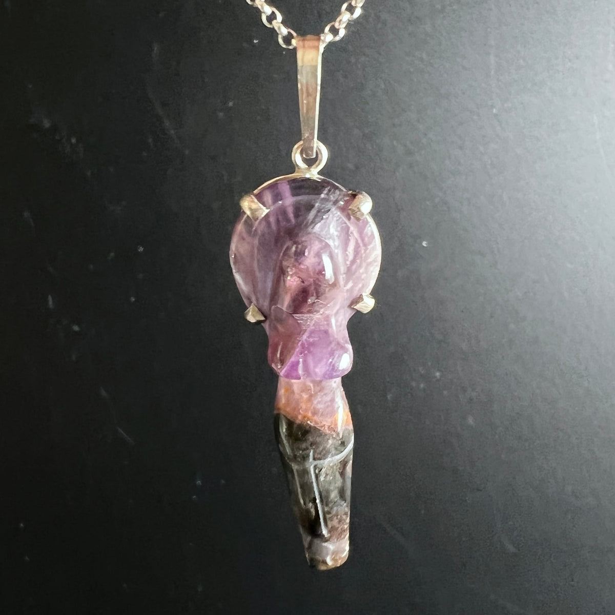 Super Seven Kette | Göttin-Anhänger frontal | silberne Fassung | violett-brauner Farbverlauf | Happy Minerals