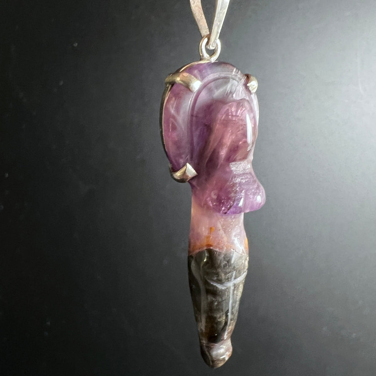 Melody Stone an Silberkette | leicht gedreht | mystische Göttinfigur | Amethyst und Rauchquarz | Happy Minerals