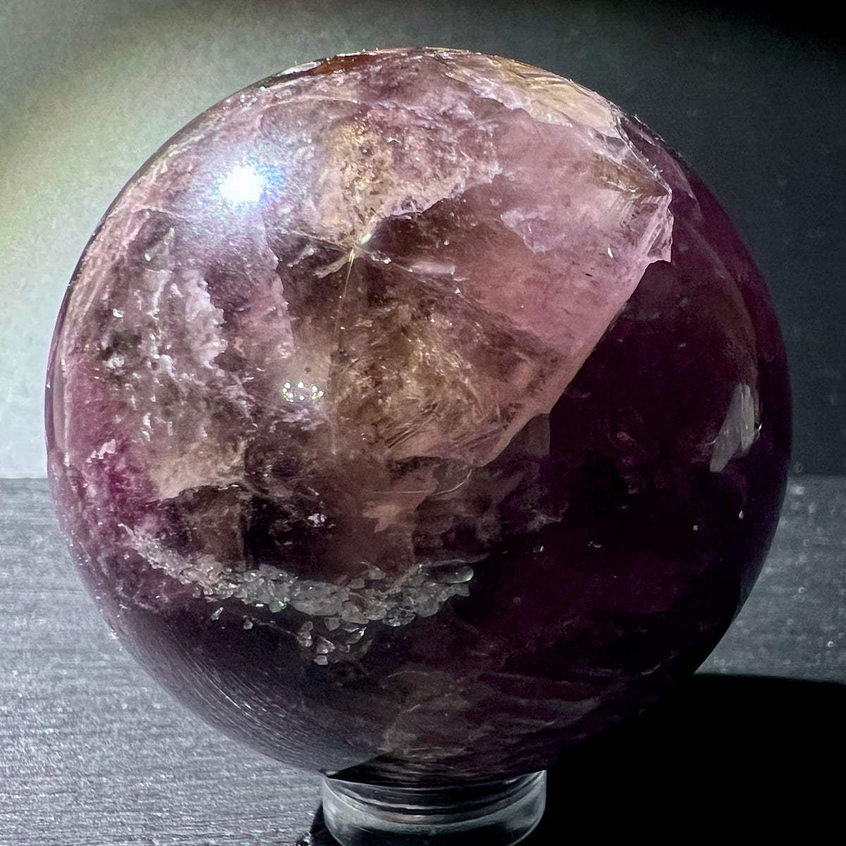 Super Seven Kugel | Melody Stone | violette Farbnuancen | glänzende Oberfläche | Unikat aus Brasilien | Happy Minerals