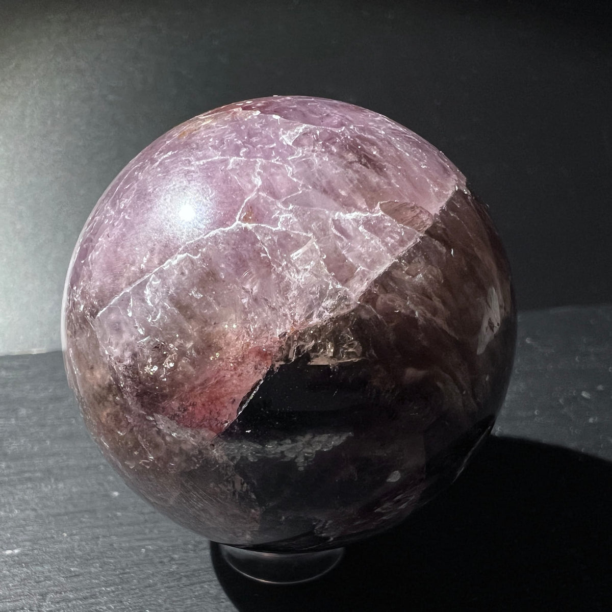Super Seven Sphäre | tiefviolette Farbtöne | dramatischer Schattenwurf | Melody Stone Unikat | Happy Minerals