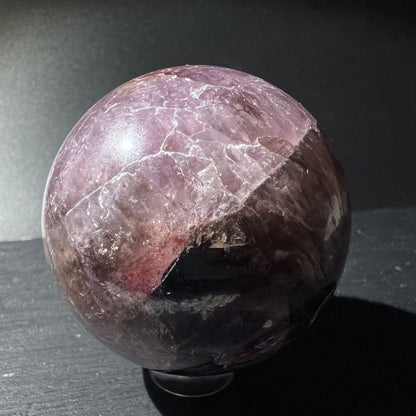 Super Seven Sphäre | tiefviolette Farbtöne | dramatischer Schattenwurf | Melody Stone Unikat | Happy Minerals