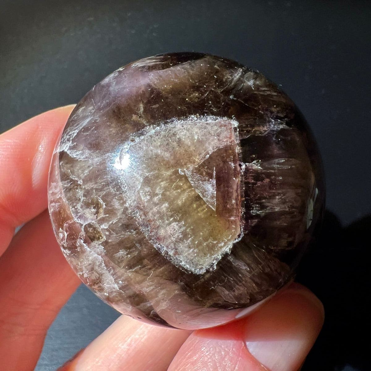 Super Seven Kugel in Hand | rauchige Brauntöne | weiße Kristalleinschlüsse | Melody Stone | Happy Minerals