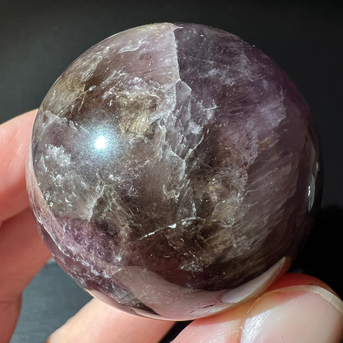 Super Seven Kugel Nahaufnahme | violett-braune Kristallstruktur | seltenes Unikat | Happy Minerals