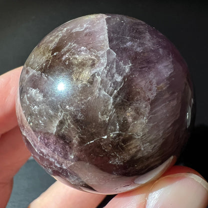 Super Seven Kugel Nahaufnahme | violett-braune Kristallstruktur | seltenes Unikat | Happy Minerals