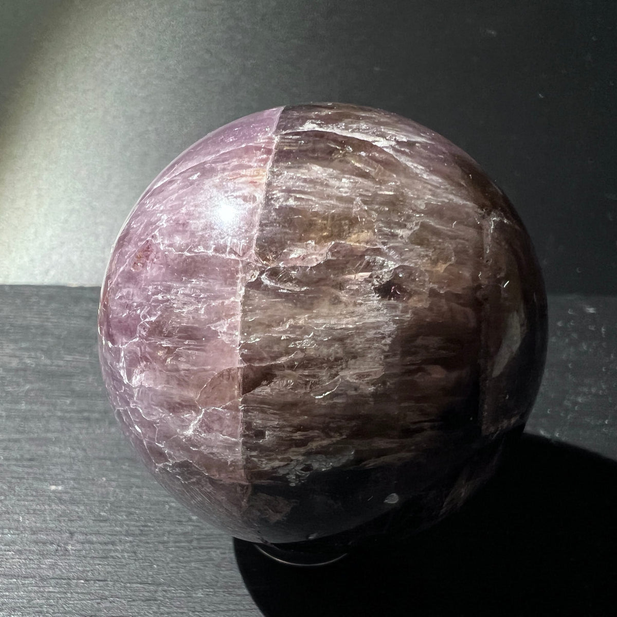 Super Seven Kugel | violett-schwarze Zweifarbigkeit | dramatisches Farbspiel | Melody Stone | Happy Minerals