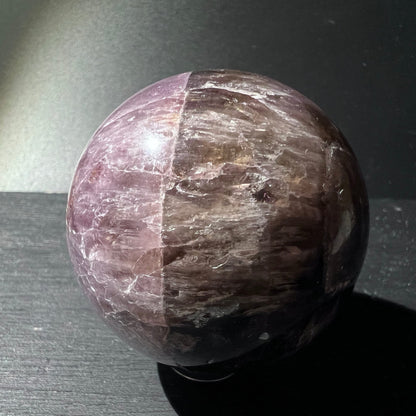 Super Seven Kugel | violett-schwarze Zweifarbigkeit | dramatisches Farbspiel | Melody Stone | Happy Minerals